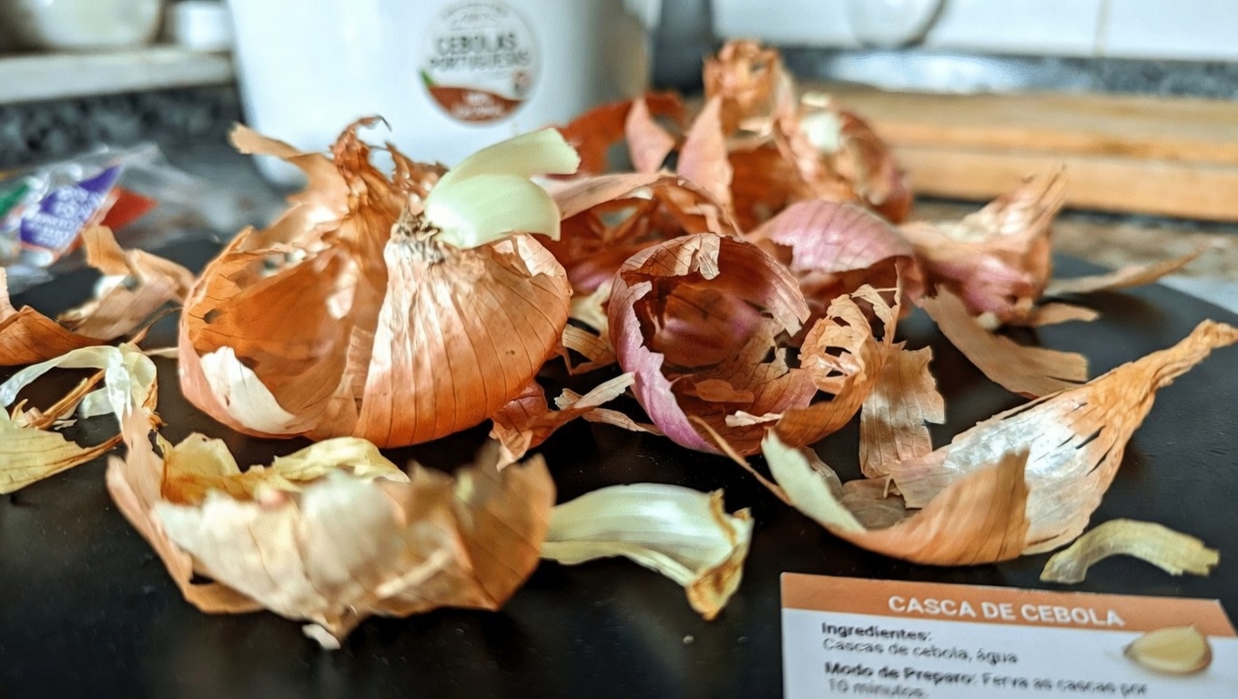 Chá de Casca de Cebola: Um Hábito Caseiro Simples para Explorar em Apoio ao Bem-Estar Urinário e da Próstata