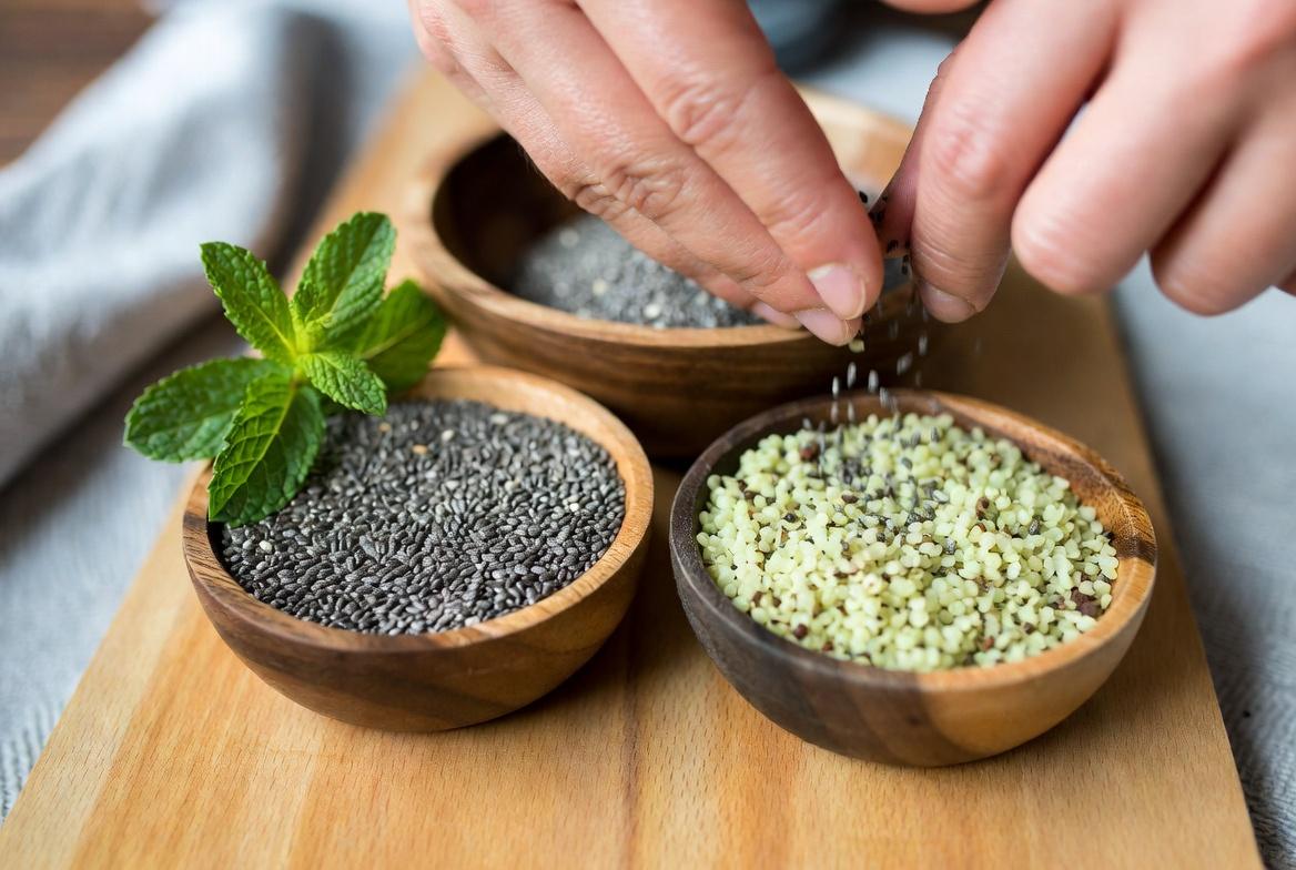 3 sementes ricas em nutrientes — sementes de linhaça, sementes de chia e sementes de cânhamo — que podem ajudar a apoiar naturalmente a saúde dos seus olhos