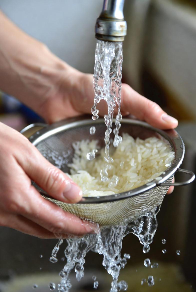 Água de arroz: um remédio caseiro simples que muitas pessoas estão redescobrindo para cuidar do cabelo e da pele