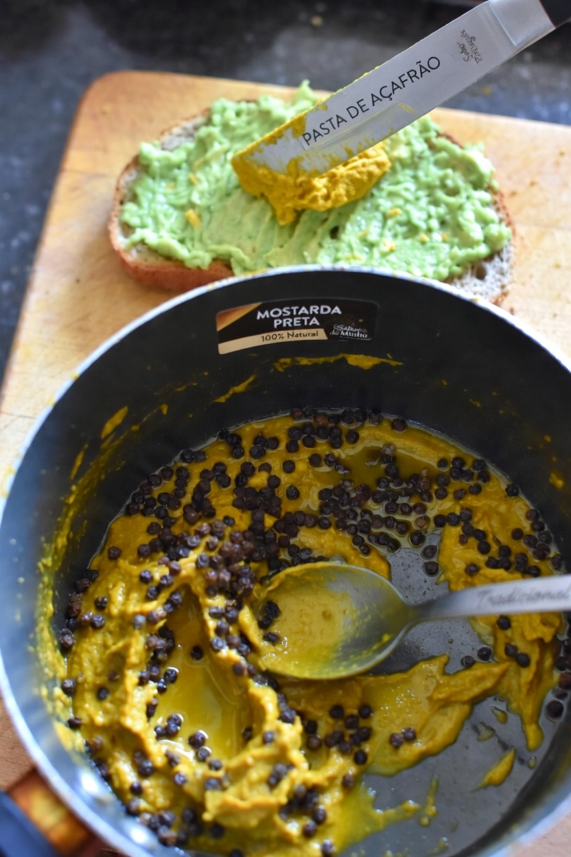 Descubra como adicionar apenas duas colheres desta pasta natural por dia pode ajudar a promover a saúde dos seus joelhos