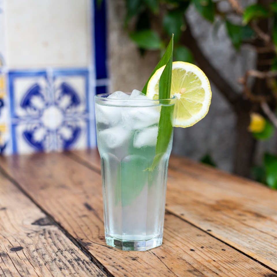 Beba água morna com limão