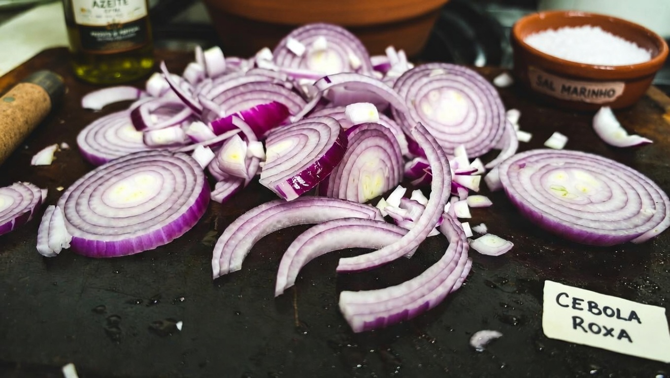 O chá de cebola roxa pode realmente ajudar a manter níveis saudáveis de açúcar no sangue? O que a ciência realmente mostra