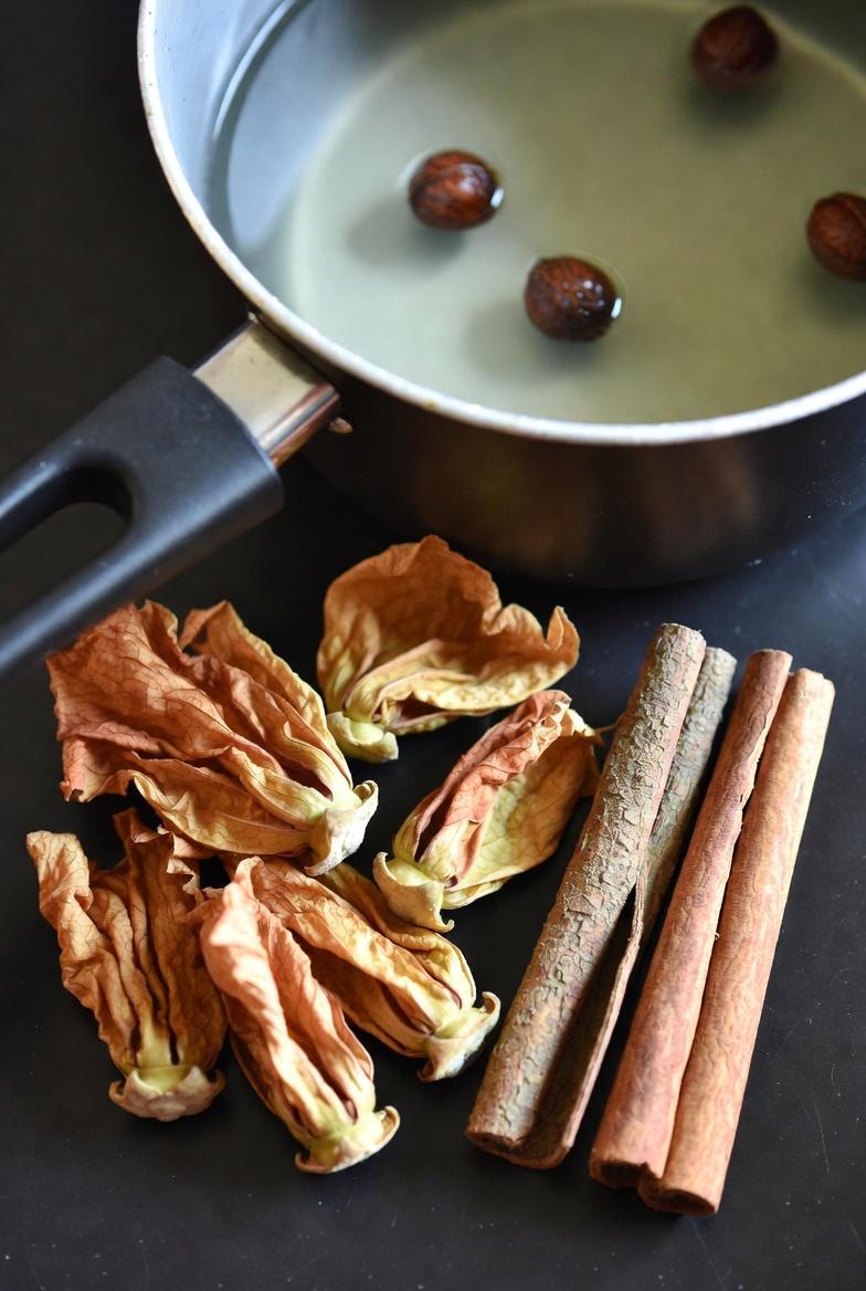 Descubra as Surpreendentes Descobertas de Saúde do Chá de Hibisco com Canela e Cravo