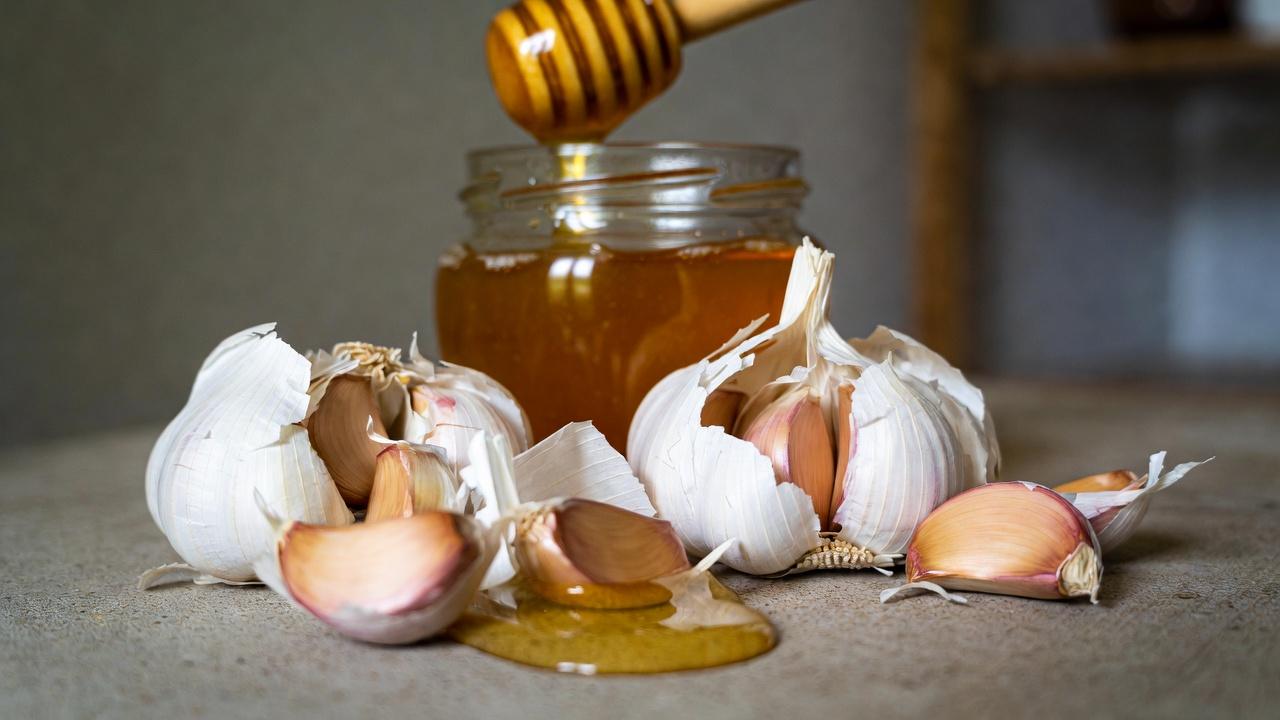 Uma Rotina Noturna Simples: Como Alho e Mel Podem Ajudar a Melhorar o Fluxo Sanguíneo nas Suas Pernas