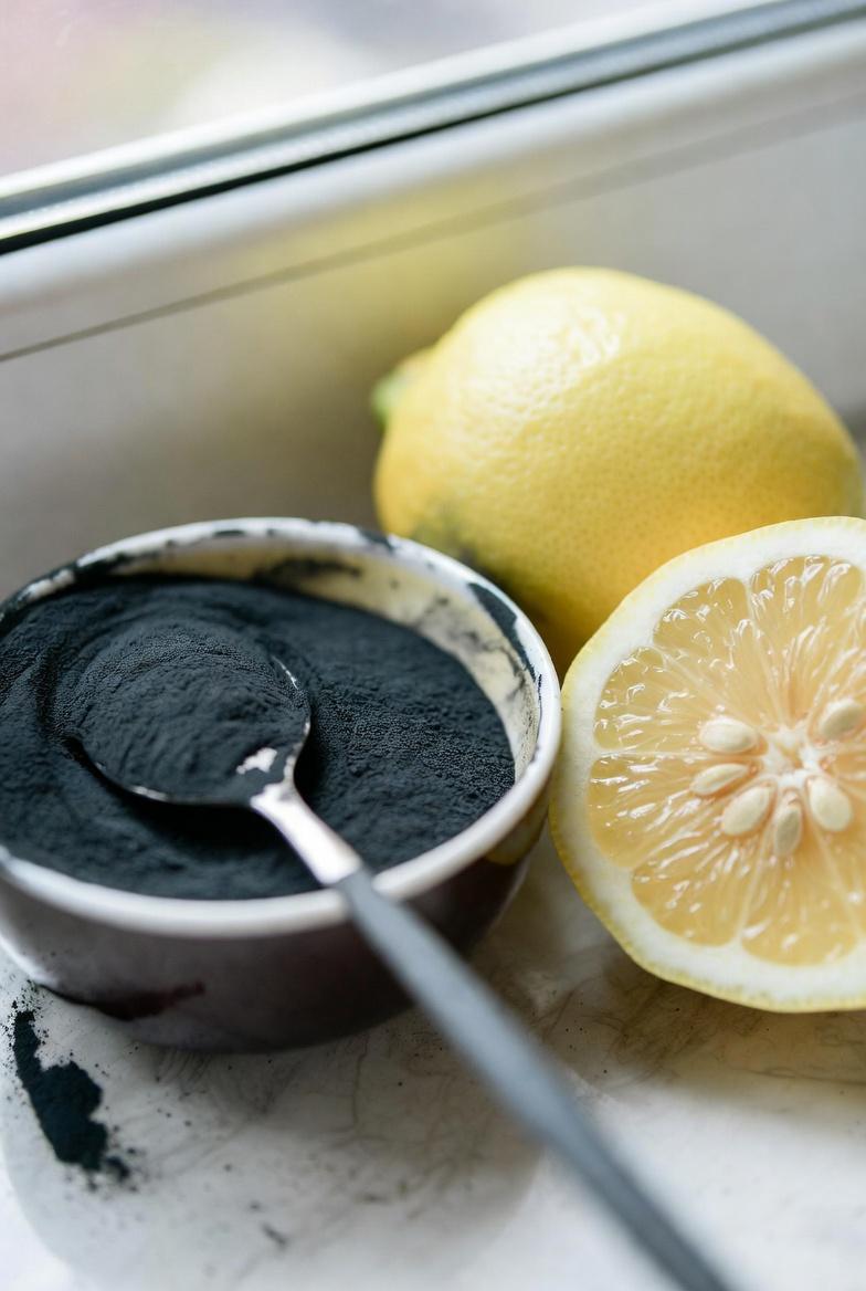 Descubra como combinar suco de limão e carvão ativado para experimentos caseiros do dia a dia