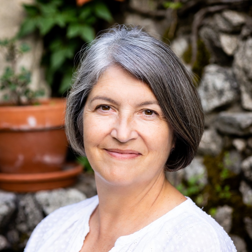 Milagre do Alecrim para o Seu Cabelo: Diga Adeus aos Cabelos Brancos, Mesmo aos 70!