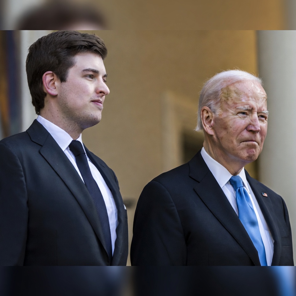 Barron Trump mostra sua verdadeira face ao ficar cara a cara com Joe Biden