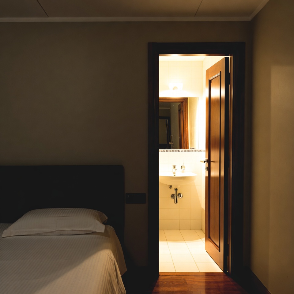 Por que você precisa acender a luz do banheiro ao dormir em um motel ou hotel?