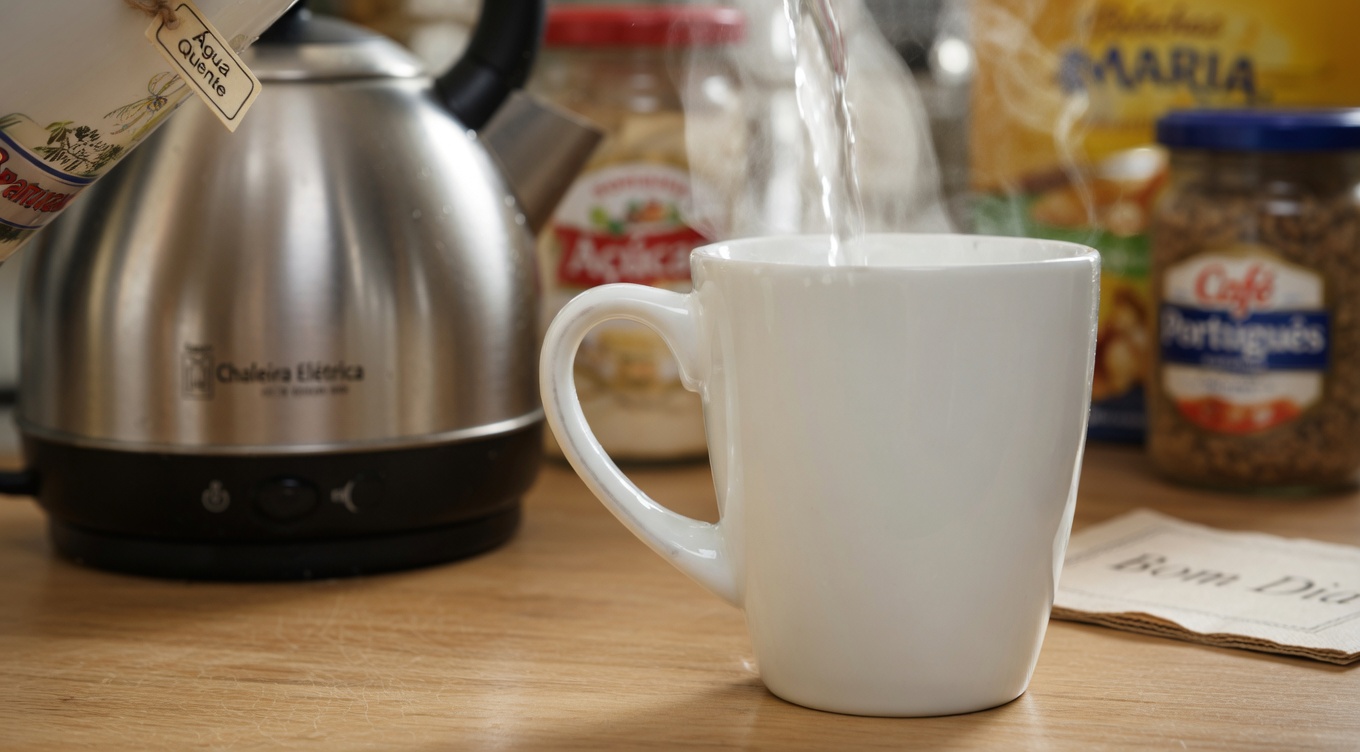 Cardiologista adverte: 3 erros ao beber água morna pela manhã depois dos 60